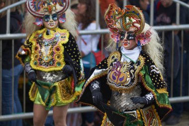 ORURO, BOLIVIA - 25 Şubat 2017: Süslü kostümlü Diablada dansçıları, Bolivya 'nın Altiplano şehrinde her yıl düzenlenen karnaval sırasında Oruro madencilik şehrinde geçit töreni yapıyorlar..