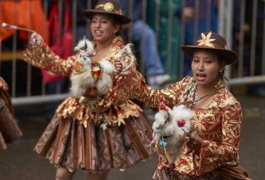 ORURO, BOLIVIA - 25 Şubat 2017: Süslü kostümlü Llamerada dansçıları, her yıl düzenlenen Bolivya karnavalı sırasında madencilik kenti Oruro 'da gösteri yaparken.