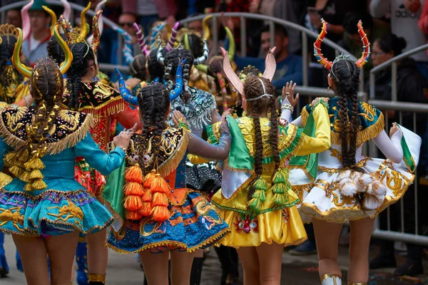 Oruro Bolivia Febrero 2017 Bailarinas Diabladas Trajes Ornamentados Desfilan Por — Foto de Stock