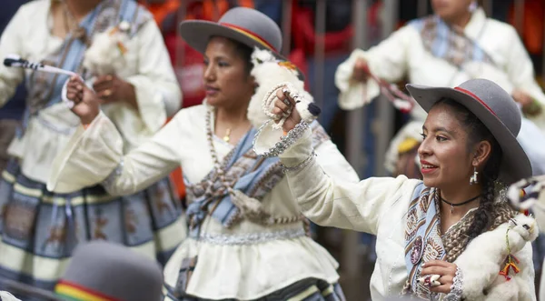 奥鲁罗 波莉维亚 2017年2月25日 在玻利维亚阿尔蒂普拉诺 Altiplano 的矿业城市奥鲁罗 Oruro 举行的一年一度的狂欢节上 身着华丽服装的美洲驼舞者表演 — 图库照片