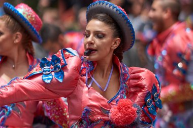 ORURO, BOLIVIA - 25 Şubat 2017: Süslü kostümlü Caporales dansçısı, Bolivya Altiplano 'daki madencilik şehri Oruro' da yıllık karnaval sırasında geçit töreni yapıyor..