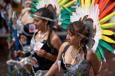 ORURO, BOLIVIA - 25 Şubat 2017: Geleneksel Oruro Karnavalı 'nda renkli kostümlü Tobas dansçıları sahne alacak. Etkinlik UNESCO tarafından İnsanlığın Soyut Kültürel Mirası olarak belirlendi.
