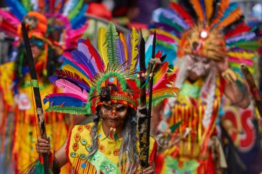 ORURO, BOLIVIA - 25 Şubat 2017: Geleneksel Oruro Karnavalı 'nda renkli kostümlü Tobas dansçıları sahne alacak. Etkinlik UNESCO tarafından İnsanlığın Soyut Kültürel Mirası olarak belirlendi.