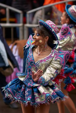 ORURO, BOLIVIA - 25 Şubat 2017: Süslü kostümlü Caporales dansçıları, her yıl düzenlenen Bolivya karnavalı sırasında Altiplano 'daki Oruro madencilik şehrinde gösteri yapıyorlar..