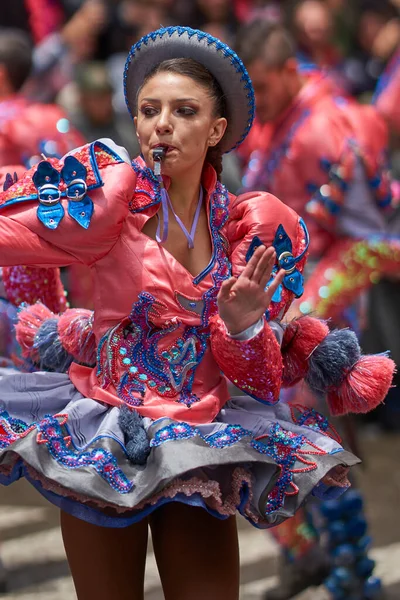 Oruro Bolivia Φεβρουαριου 2017 Χορεύτρια Του Caporales Περίτεχνη Ενδυμασία Παρελαύνει — Φωτογραφία Αρχείου