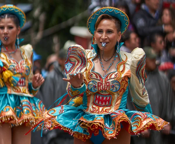 Oruro Bolívia Fevereiro 2017 Caporales Dançarinos Trajes Ornamentados Apresentam Enquanto — Fotografia de Stock