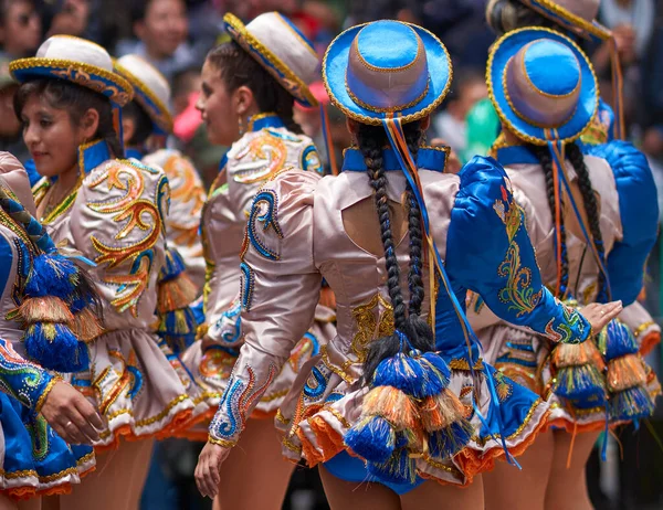 奥鲁罗 波莉维亚 2017年2月25日 在玻利维亚阿尔蒂普拉诺 Altiplano 矿业城市举行的一年一度的狂欢节上 身着华丽服装的卡波莱斯舞者在表演 — 图库照片