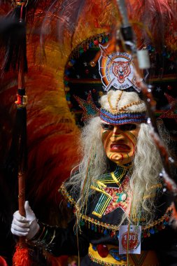 ORURO, BOLIVIA - 25 Şubat 2017: Geleneksel Oruro Karnavalı 'nda renkli kostümlü Tobas dansçıları sahne alacak. Etkinlik UNESCO tarafından İnsanlığın Soyut Kültürel Mirası olarak belirlendi.