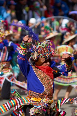 ORURO, BOLIVIA - 25 Şubat 2017: Geleneksel Oruro Karnavalı 'nda renkli kostümlü Tinkus dansçısı. Etkinlik UNESCO tarafından İnsanlığın Soyut Kültürel Mirası olarak belirlendi.