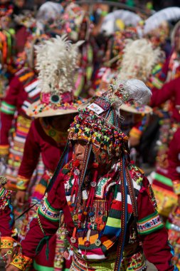 ORURO, BOLIVIA - 25 Şubat 2017: Geleneksel Oruro Karnavalı 'nda renkli kostümlü Tinkus dansçısı. Etkinlik UNESCO tarafından İnsanlığın Soyut Kültürel Mirası olarak belirlendi.