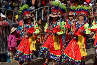 ORURO, BOLIVIA - 25 Şubat 2017: Geleneksel Oruro Karnavalı 'nda renkli kostümlü Tinkus dansçısı. Etkinlik UNESCO tarafından İnsanlığın Soyut Kültürel Mirası olarak belirlendi.