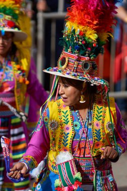 ORURO, BOLIVIA - 25 Şubat 2017: Geleneksel Oruro Karnavalı 'nda renkli kostümlü Tinkus dansçısı. Etkinlik UNESCO tarafından İnsanlığın Soyut Kültürel Mirası olarak belirlendi.