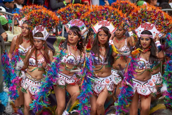 Oruro Bolivia Febrero 2017 Bailarinas Tobas Con Trajes Coloridos Actuando — Foto de Stock