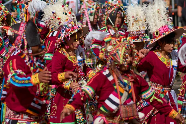 Oruro Bolivia Febrero 2017 Bailarina Tinkus Colorido Disfraz Actuando Carnaval —  Fotos de Stock