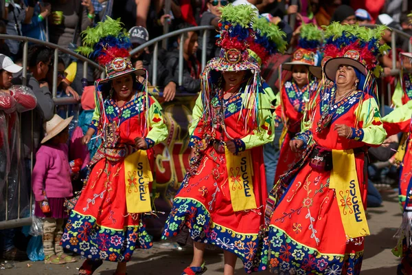 Oruro Bolivia Φεβρουαριου 2017 Χορεύτρια Πολύχρωμη Ενδυμασία Στο Ετήσιο Καρναβάλι — Φωτογραφία Αρχείου