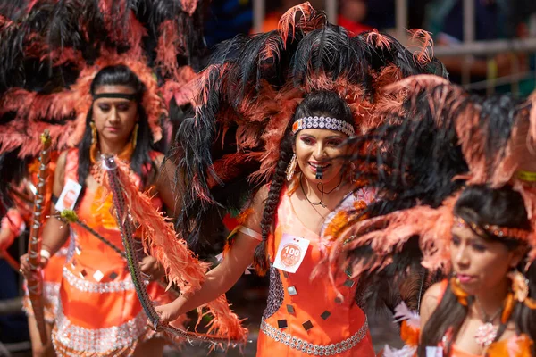 奥鲁罗 波莉维亚 2017年2月25日 托巴斯舞者穿着五颜六色的服装在一年一度的奥鲁罗狂欢节上表演 该活动被联合国教科文组织指定为人类非物质文化遗产 图库照片