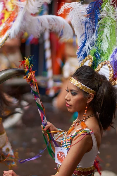奥鲁罗 波莉维亚 2017年2月25日 托巴斯舞者穿着五颜六色的服装在一年一度的奥鲁罗狂欢节上表演 该活动被联合国教科文组织指定为人类非物质文化遗产 图库图片