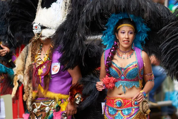 奥鲁罗 波莉维亚 2017年2月25日 托巴斯舞者穿着五颜六色的服装在一年一度的奥鲁罗狂欢节上表演 该活动被联合国教科文组织指定为人类非物质文化遗产 图库图片