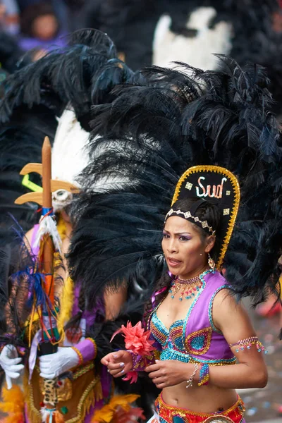奥鲁罗 波莉维亚 2017年2月25日 托巴斯舞者穿着五颜六色的服装在一年一度的奥鲁罗狂欢节上表演 该活动被联合国教科文组织指定为人类非物质文化遗产 免版税图库图片