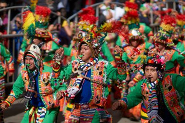 ORURO, BOLIVIA - 25 Şubat 2017: Geleneksel Oruro Karnavalı 'nda renkli kostümlü Tinkus dansçısı. Etkinlik UNESCO tarafından İnsanlığın Soyut Kültürel Mirası olarak belirlendi.