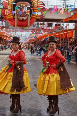 ORURO, BOLIVIA - 26 Şubat 2017: Süslü kostümlü Morenada dansçıları, Bolivya 'nın Altiplano şehrinde her yıl düzenlenen karnaval sırasında Oruro madencilik şehrinde geçit töreni düzenliyorlar..
