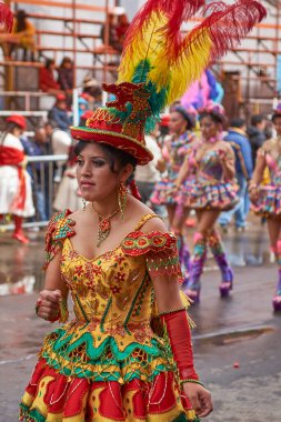 ORURO, BOLIVIA - 26 Şubat 2017: Süslü kostümlü Morenada dansçıları, Bolivya 'nın Altiplano şehrinde her yıl düzenlenen karnaval sırasında Oruro madencilik şehrinde geçit töreni düzenliyorlar..