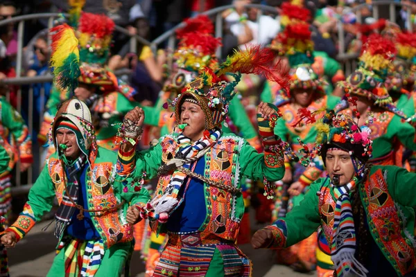 Oruro Bolivia Febrero 2017 Bailarina Tinkus Colorido Disfraz Actuando Carnaval —  Fotos de Stock