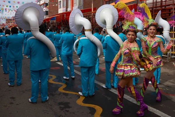 Oruro Bolivia Febrero 2017 Bailarines Morenada Trajes Ornamentados Desfilan Por —  Fotos de Stock