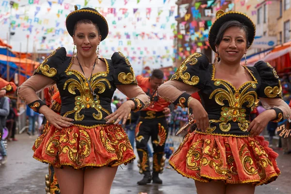 Oruro Bolívia Fevereiro 2017 Caporales Dançarinos Trajes Ornamentados Apresentam Enquanto — Fotografia de Stock