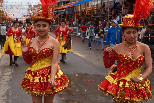 Oruro Bolívia Fevereiro 2017 Dançarinas Morenadas Trajes Ornamentados Desfilam Pela — Fotografia de Stock