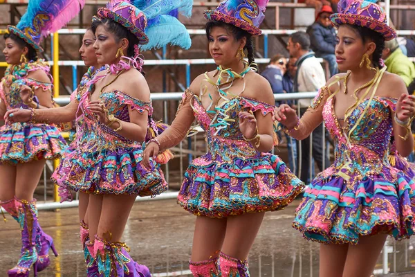 Oruro Bolívia Fevereiro 2017 Dançarinas Morenadas Trajes Ornamentados Desfilam Pela — Fotografia de Stock