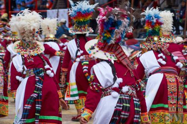 ORURO, BOLIVIA - 26 Şubat 2017: Geleneksel Oruro Karnavalı 'nda renkli kostümlü Tinkus dansçısı. Etkinlik UNESCO tarafından İnsanlığın Soyut Kültürel Mirası olarak belirlendi.