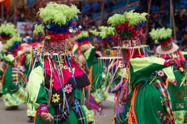 ORURO, BOLIVIA - 26 Şubat 2017: Geleneksel Oruro Karnavalı 'nda renkli kostümlü Tinkus dansçısı. Etkinlik UNESCO tarafından İnsanlığın Soyut Kültürel Mirası olarak belirlendi.