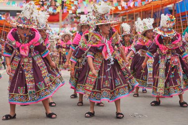 ORURO, BOLIVIA - 26 Şubat 2017: Geleneksel Oruro Karnavalı 'nda renkli kostümlü Tinkus dansçısı. Etkinlik UNESCO tarafından İnsanlığın Soyut Kültürel Mirası olarak belirlendi.