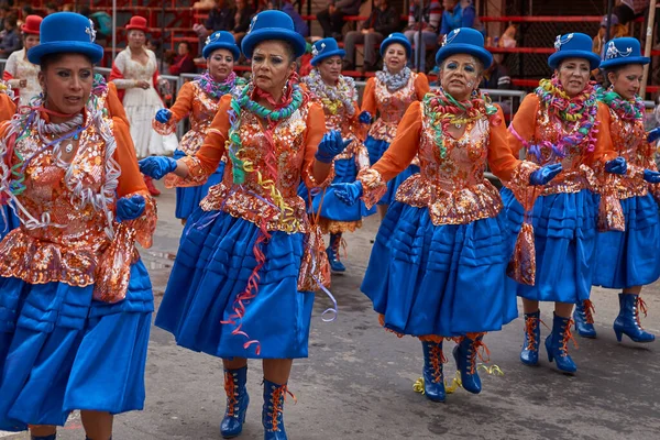 Oruro Bolívia Fevereiro 2017 Dançarinas Morenadas Trajes Ornamentados Desfilam Pela — Fotografia de Stock