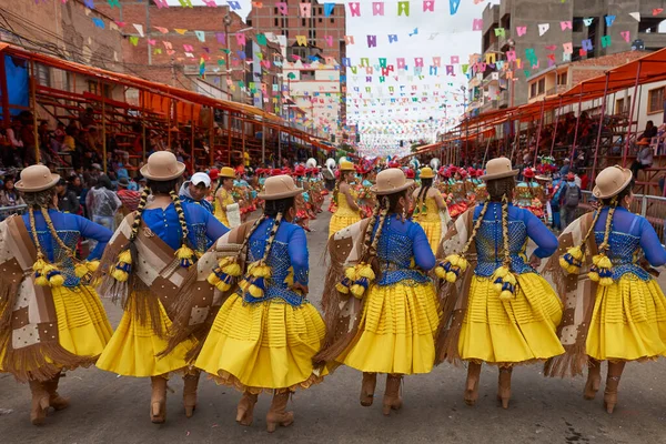 Oruro Bolivia Febrero 2017 Bailarines Morenada Trajes Ornamentados Desfilan Por —  Fotos de Stock