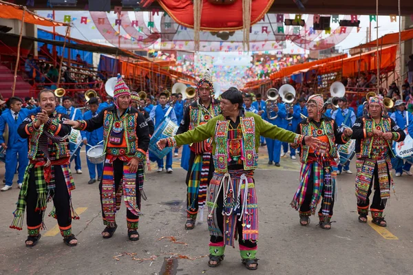 ORURO, BOLIVIA - 26 Şubat 2017: Geleneksel Oruro Karnavalı 'nda renkli kostümlü Tinkus dansçısı. Etkinlik UNESCO tarafından İnsanlığın Soyut Kültürel Mirası olarak belirlendi.