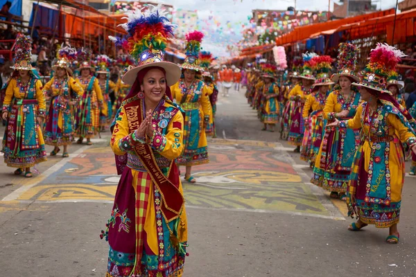 Oruro Bolivia Fevereiro 2017 Dançarina Tinkus Trajes Coloridos Apresentando Carnaval — Fotografia de Stock