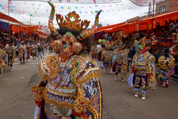 Oruro Bolívia Fevereiro 2017 Dançarinos Diablada Trajes Ornamentados Desfilam Pela — Fotografia de Stock