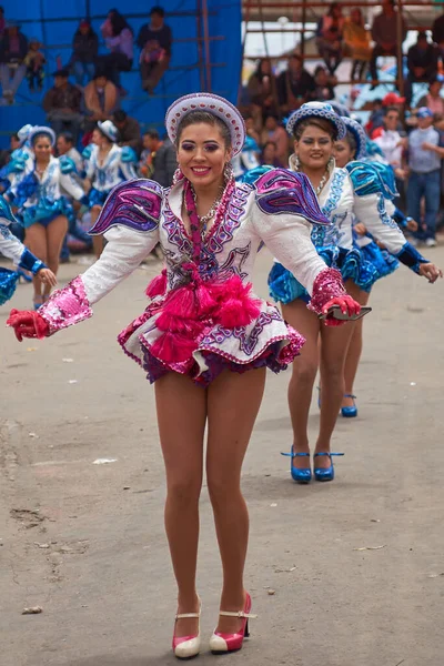 奥鲁罗 波莉维亚 2017年2月26日 在玻利维亚阿尔蒂普拉诺 Altiplano 矿业城市举行的一年一度的狂欢节上 身着华丽服装的卡波莱斯舞者在表演 — 图库照片