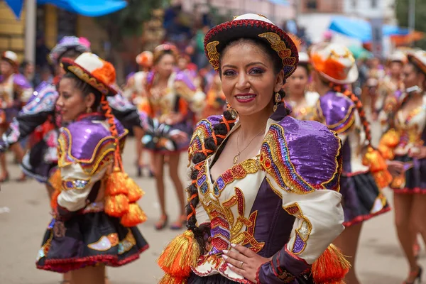 Oruro Bolívia Fevereiro 2017 Caporales Dançarinos Trajes Ornamentados Apresentam Enquanto — Fotografia de Stock