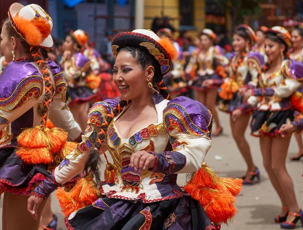 Oruro Bolívia Fevereiro 2017 Caporales Dançarinos Trajes Ornamentados Apresentam Enquanto — Fotografia de Stock