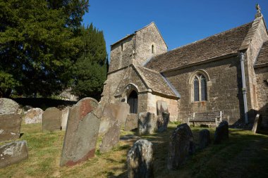 Langridge, Cotswolds, İngiltere - 30 Mayıs 2020: Bath, Somerset, İngiltere yakınlarındaki Cotswolds 'da Langridge' in küçük bir köyündeki tarihi kilise.