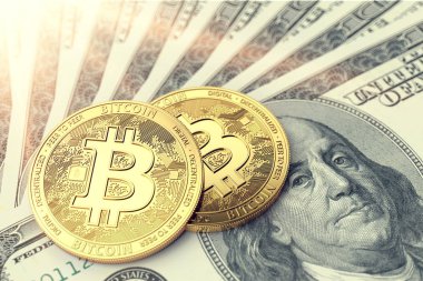 Bir dolarlık banknot üzerinde altın Bitcoins. Gelecekteki para birimi kavramı. 3D render
