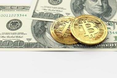 Bir dolarlık banknot bir kopya alanı ile üzerinde altın Bitcoins. 3D render
