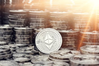 Yığın ve bulanık içinde Ethereum para yığınları atış kapatın. Parlak gelecek önde. 3D render