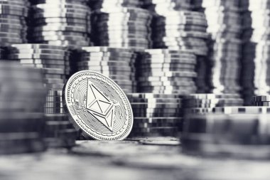 Yığın ve gümüş Ethereum para yığınları atış kapatın. 3D render