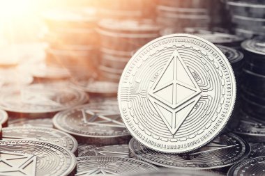 Gümüş Ethereum sikke yakın atış. Parlak güneş parlaması refah işareti olarak. 3D render
