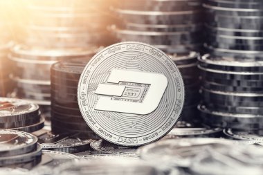 Yığın ve gümüş Dash para yığınları atış kapatın. Güneş parlaması büyüme işareti olarak. 3D render