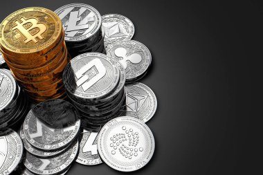Bitcoin ve farklı cryptocurrencies koyu arka plan üzerinde daha küçük yığınları büyük yığını. 3D render